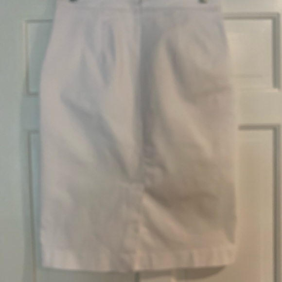 Ann Taylor skirt, fitted with two front pockets and button details. - Picture 2 of 5